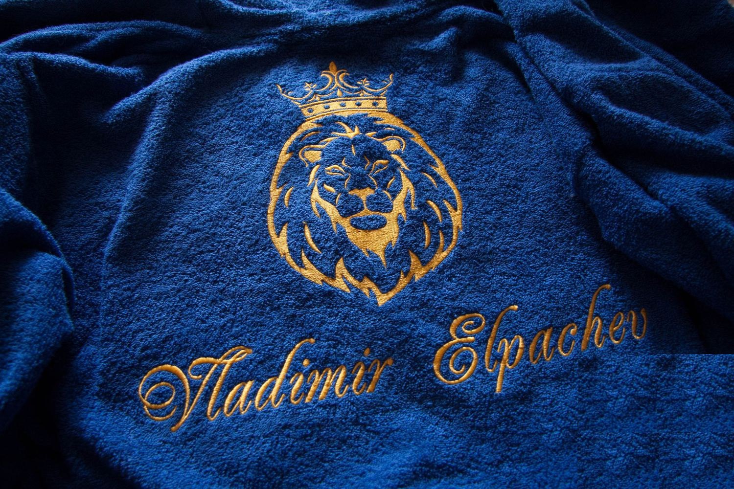 Вышивка на халате лев